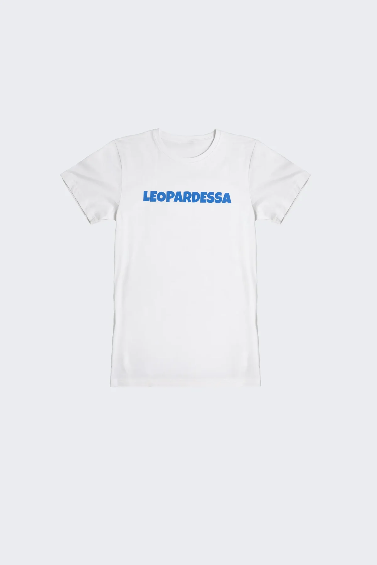 Maglietta bianca con scritta “Leopardessa” blu