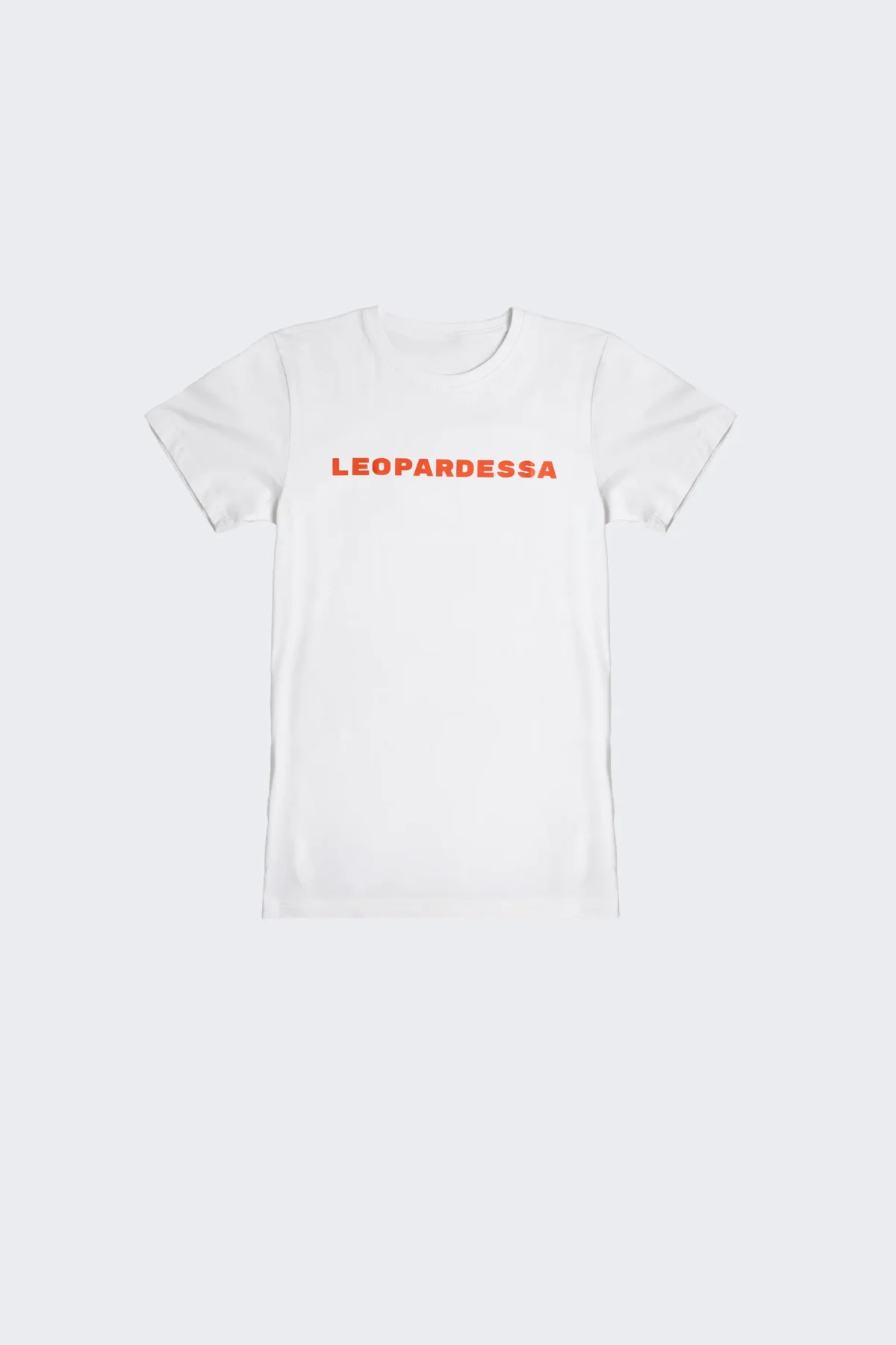 Maglietta bianca con scritta “Leopardessa” rossa